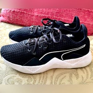 Women’s sz 8.5 PUMA Running Shoes, black & white